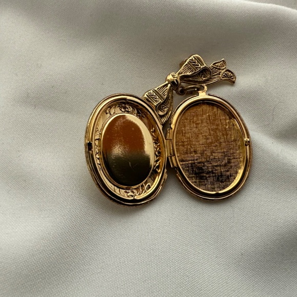 Brooch pins and locket - Picture 3 of 7